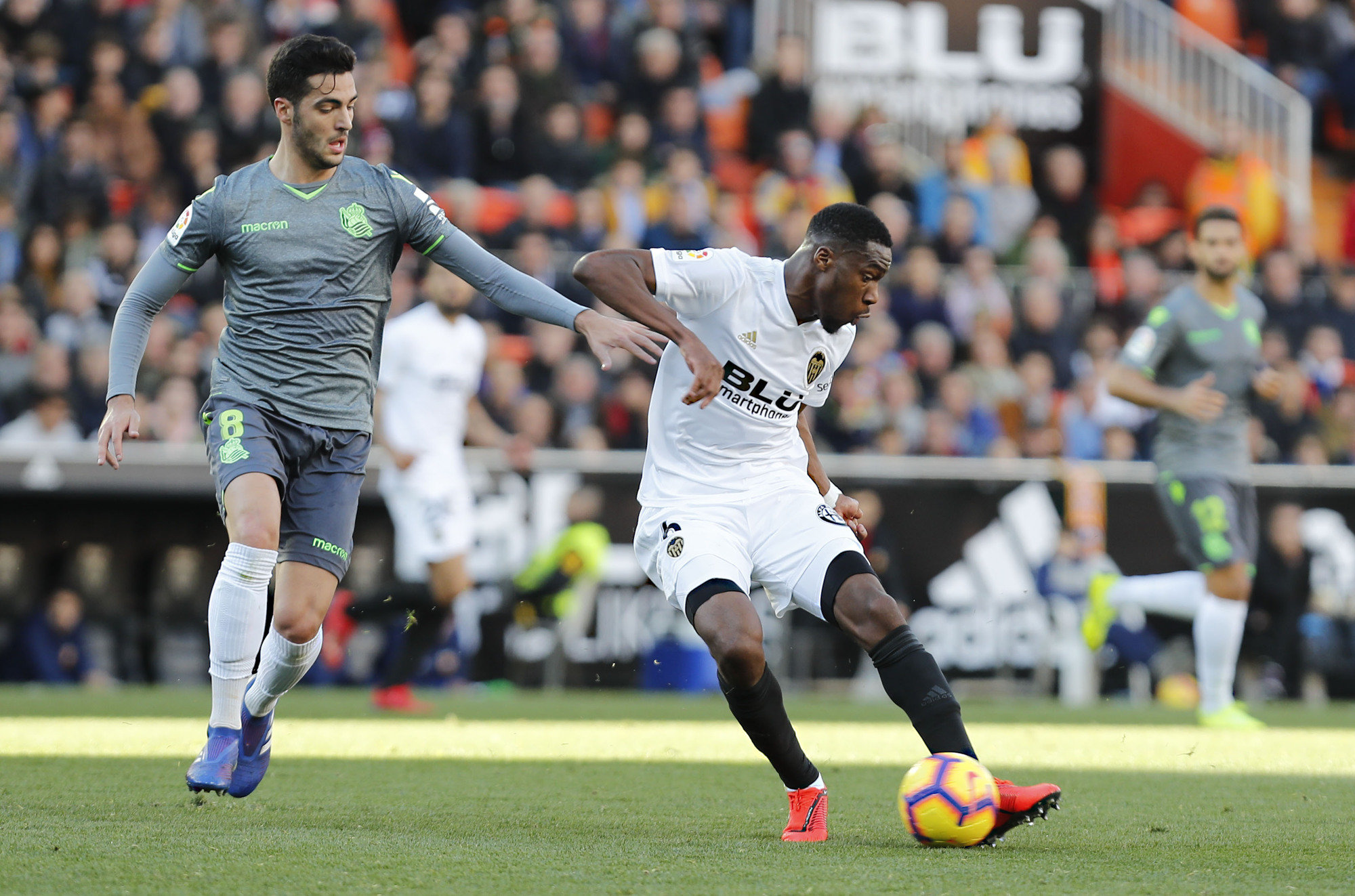 Kondogbia se zafa de Mikel Merino en el encuentro entre el Valencia y la Real Sociedad de la pasada jornada.
