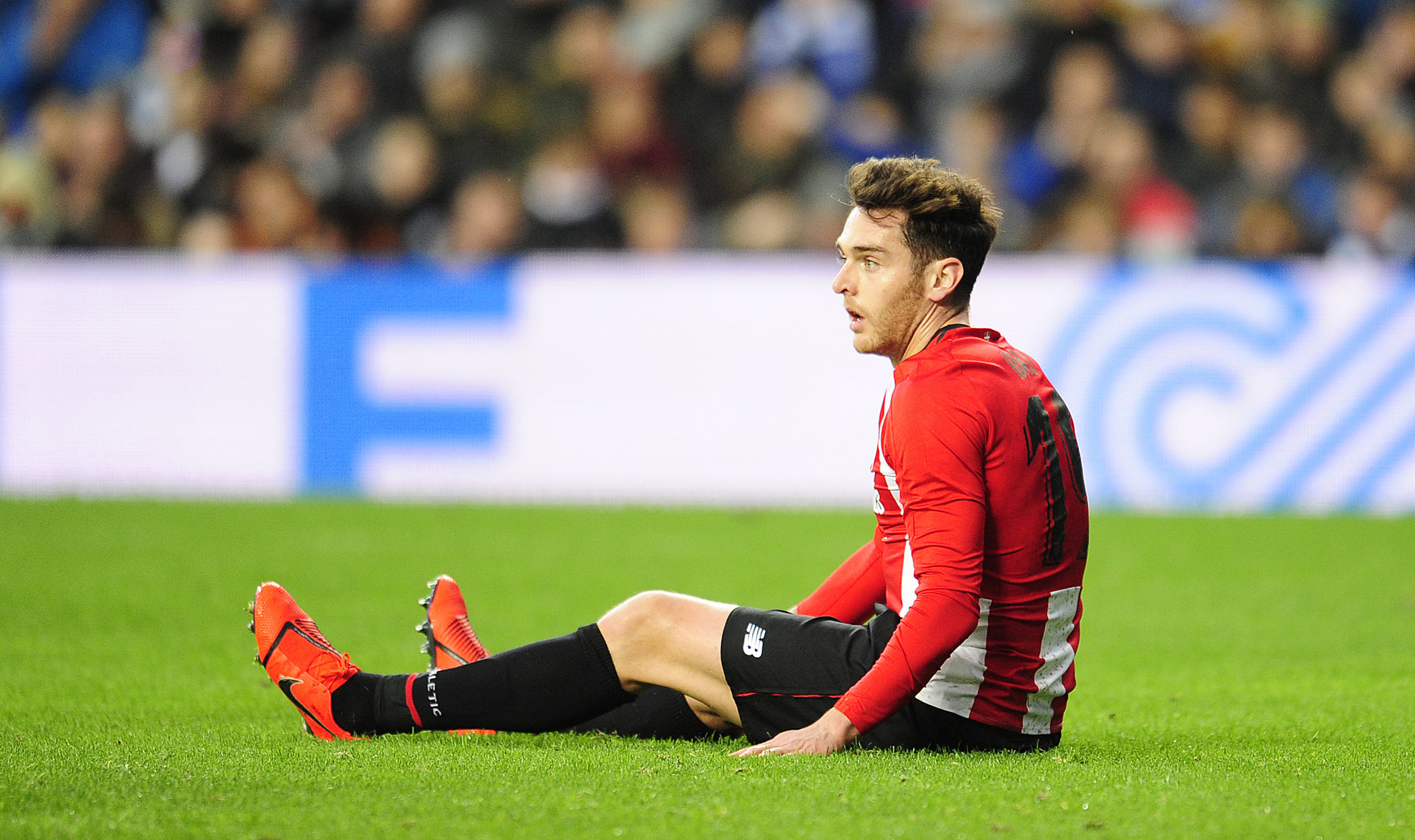 Ibai Gómez se lamenta en el suelo en un lance del encuentro entre el Athletic y la Real Sociedad.