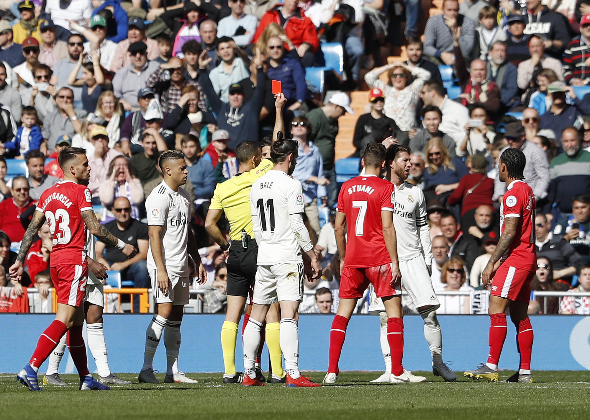 Sergio Ramos ve la tarjeta roja en el encuentro del pasado fin de semana ante el Girona.
