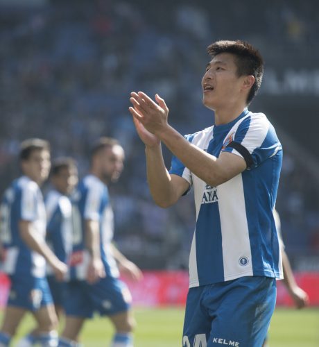 Wu Lei festeja con la grada su gol al Real Valladolid.