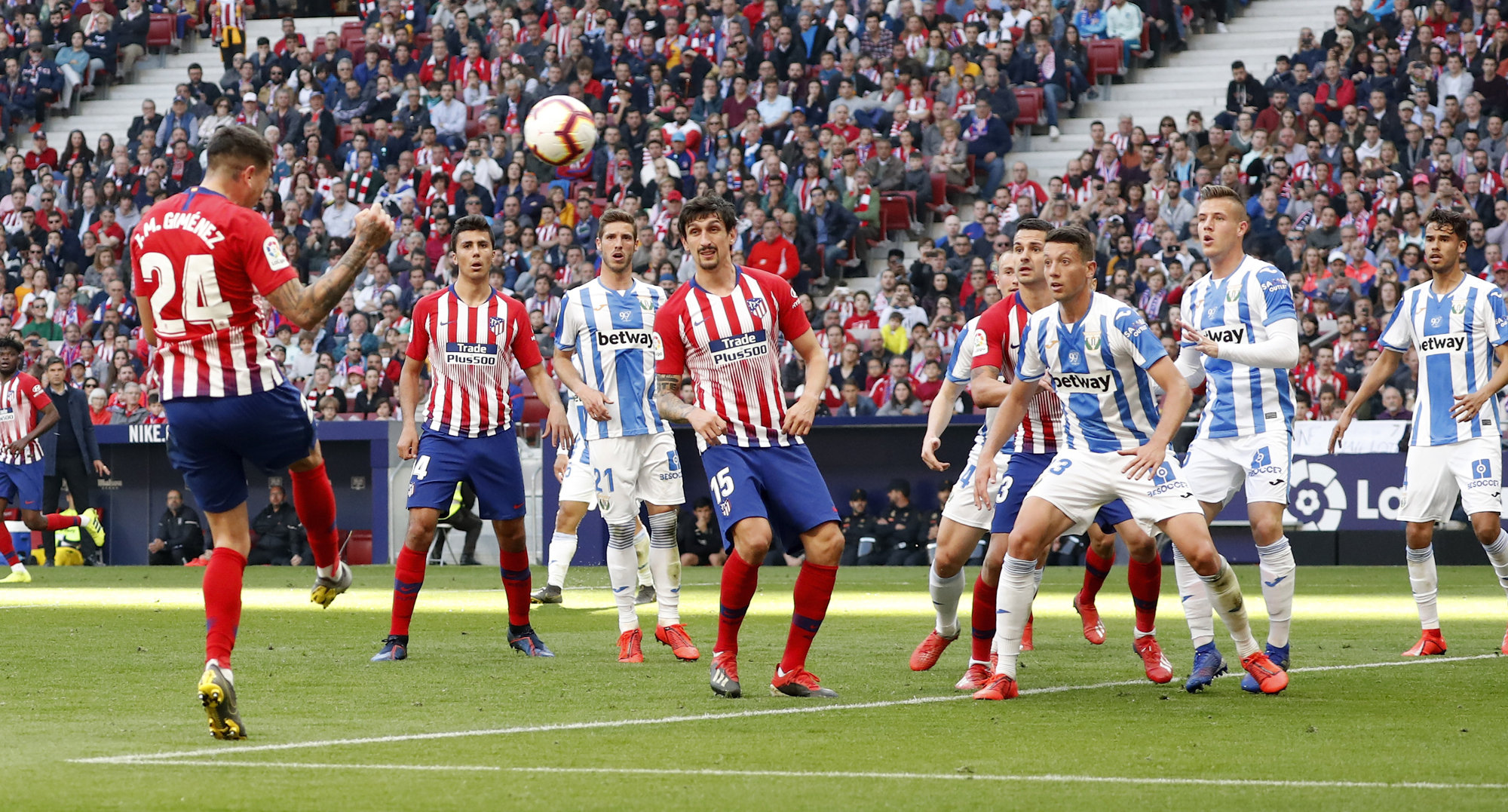 Giménez remata una acción a balón parado en el choque ante el Leganés.