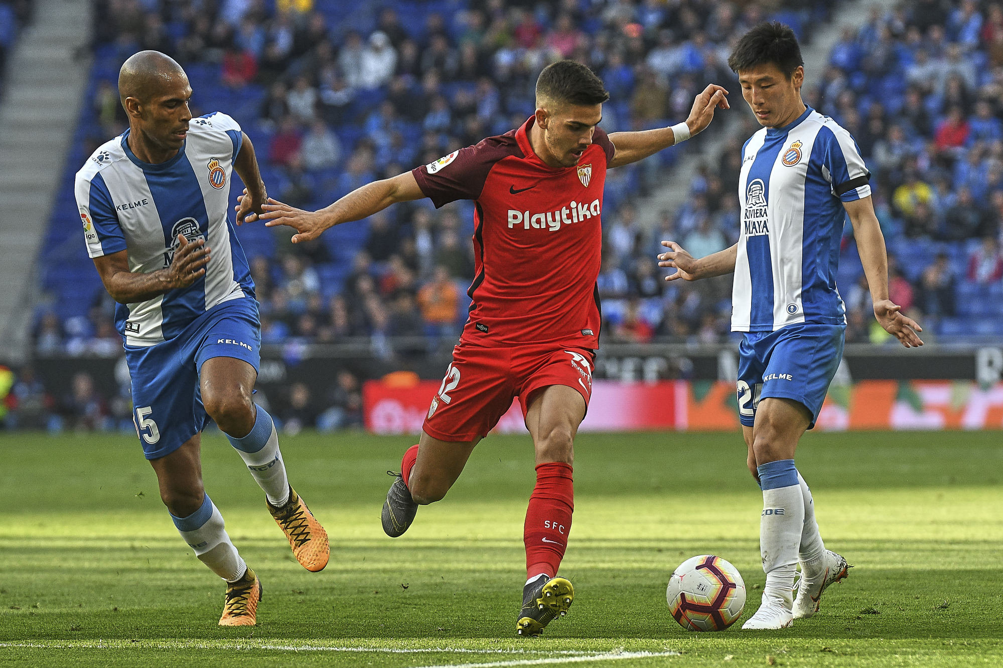 André Silva lucha por un balón con Naldo y Wu Lei en el Espanyol-Sevilla de la pasada jornada.