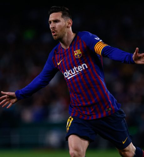 Messi celebra uno de los tres goles que anotó el domingo ante el Betis.