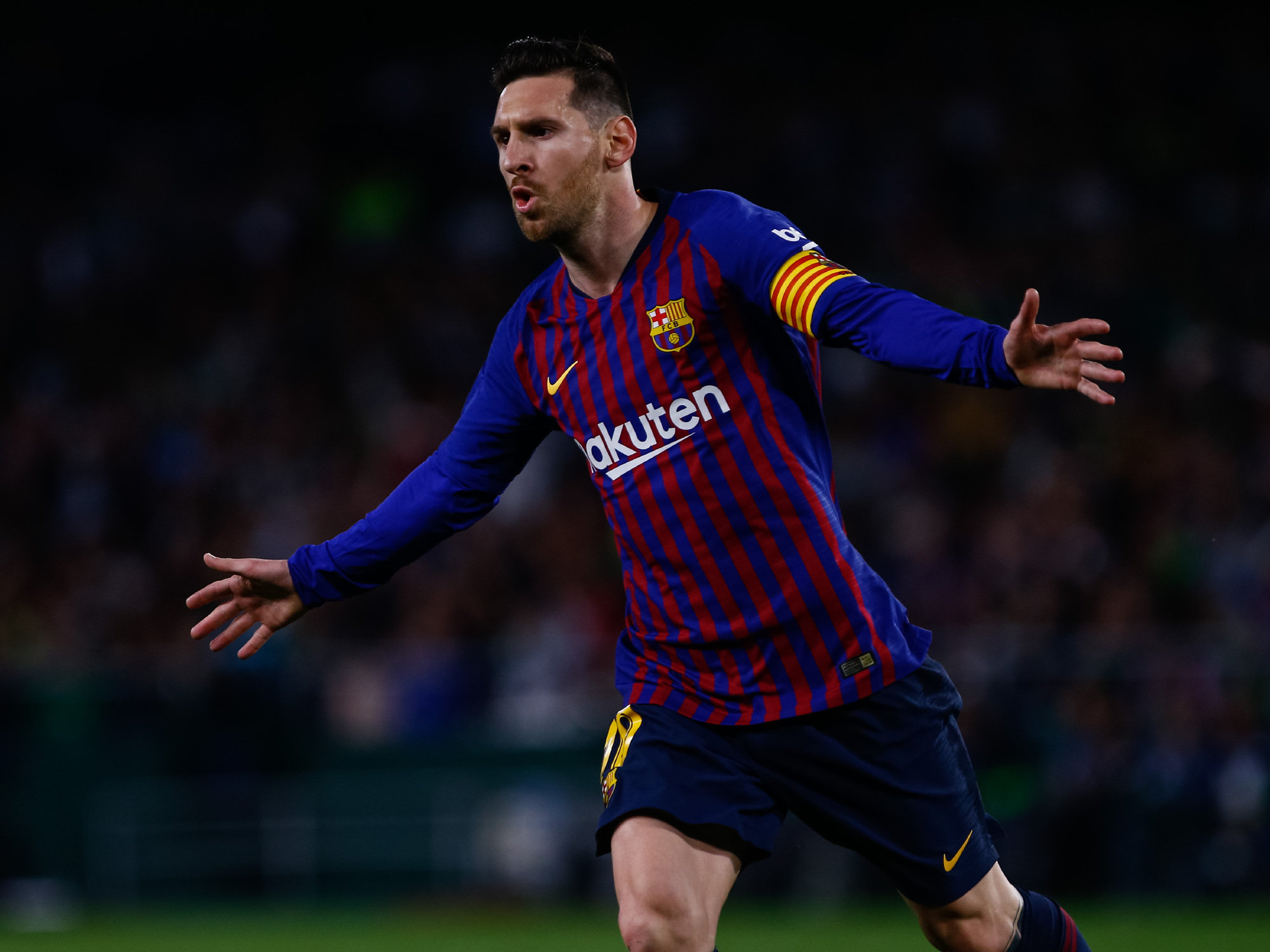 Messi celebra uno de los tres goles que anotó el domingo ante el Betis.