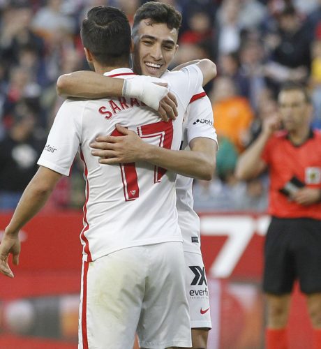 Munir se abraza con Sarabia tras uno de sus dos goles ante el Rayo.