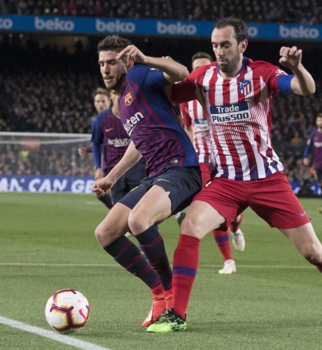 Godín intenta robarle el balón a Sergi Roberto en el Barcelona-Atlético.