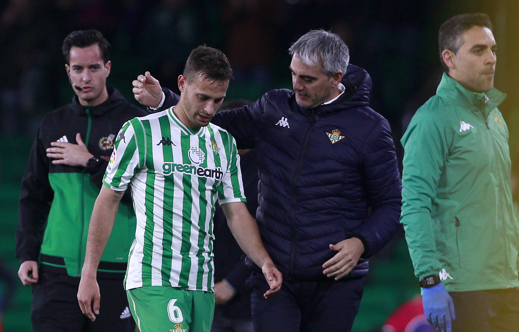 Canales se retira, lesionado, del encuentro del pasado domingo ante el Villarreal.