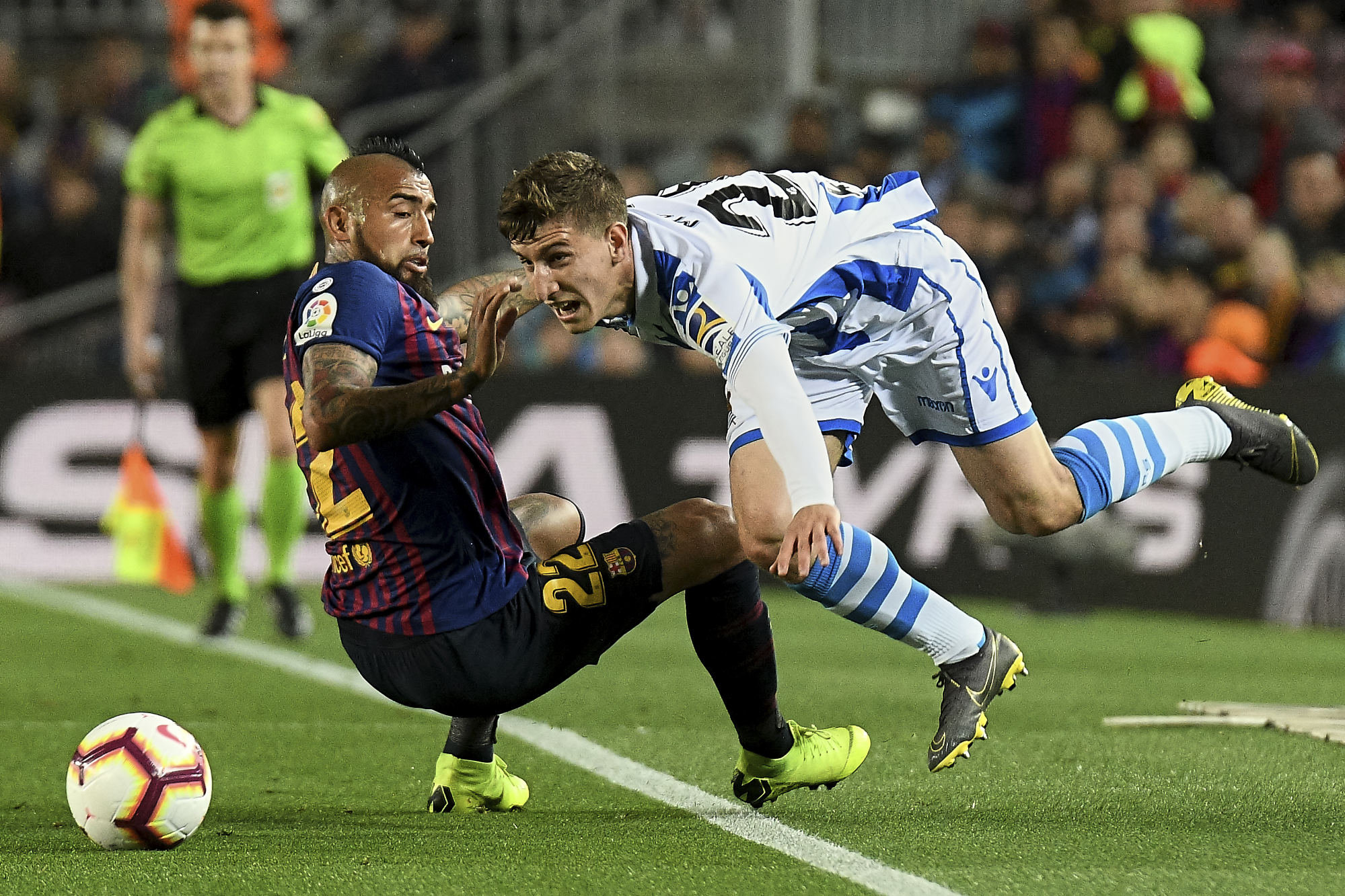Vidal frena el avance de Aihen en el choque entre el Barcelona y la Real Sociedad.